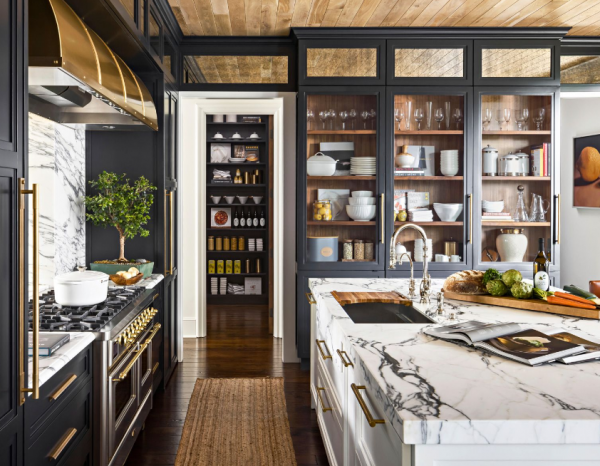 Dapur mewah dan elegan dengan aksen kaca stained glass